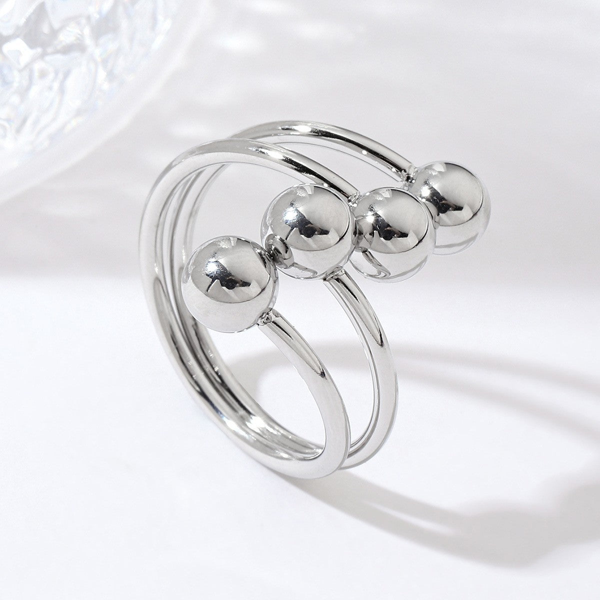 Versatile anello in acciaio inossidabile con design a sfera, anello in acciaio al titanio irregolare geometrico incrociato alla moda, progettato come anello a sfera di dimensioni standard.