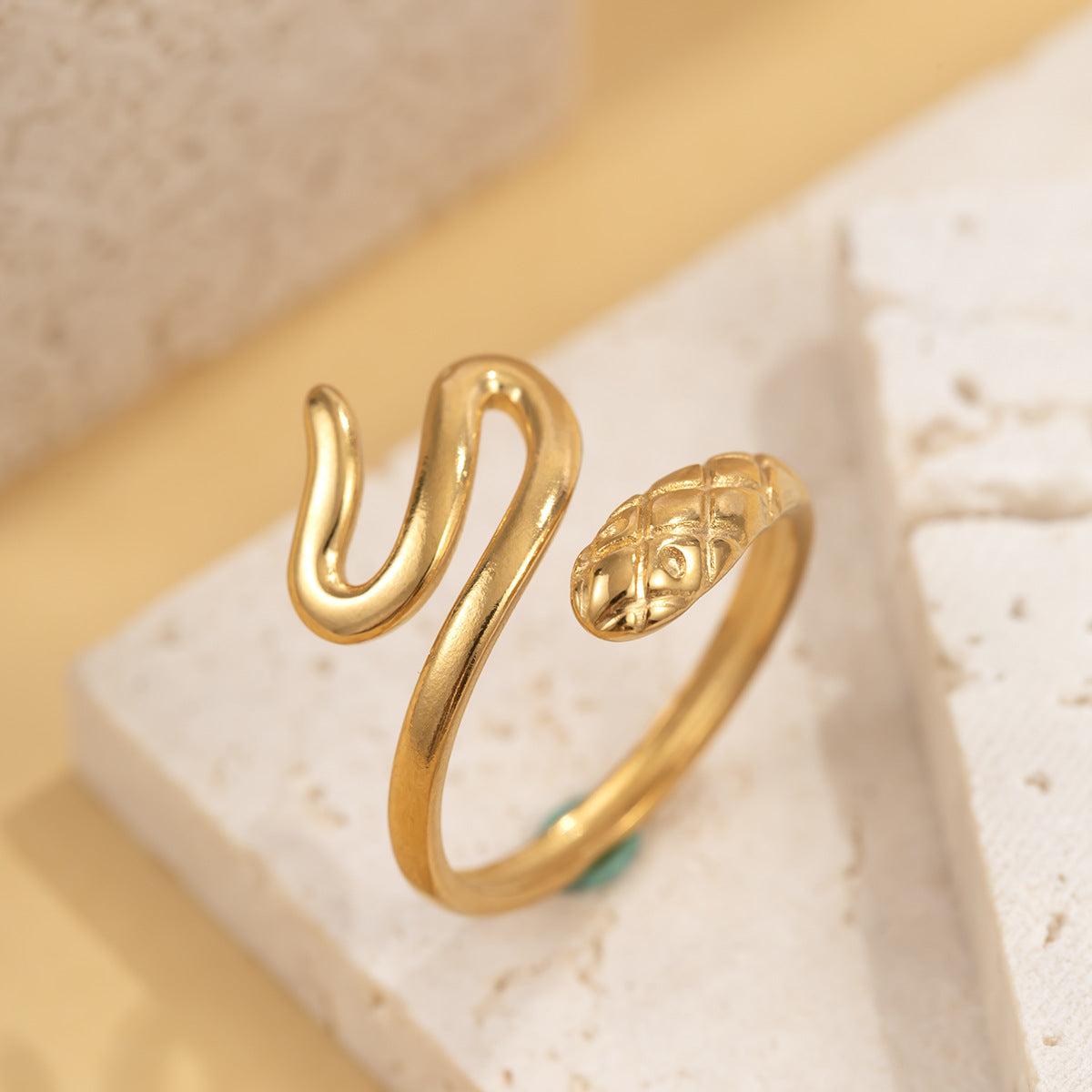 Beautiful fashion stainless steel snake-shaped ring, stylish retro ethnic style 18K gold-plated snake titanium steel ring for women.