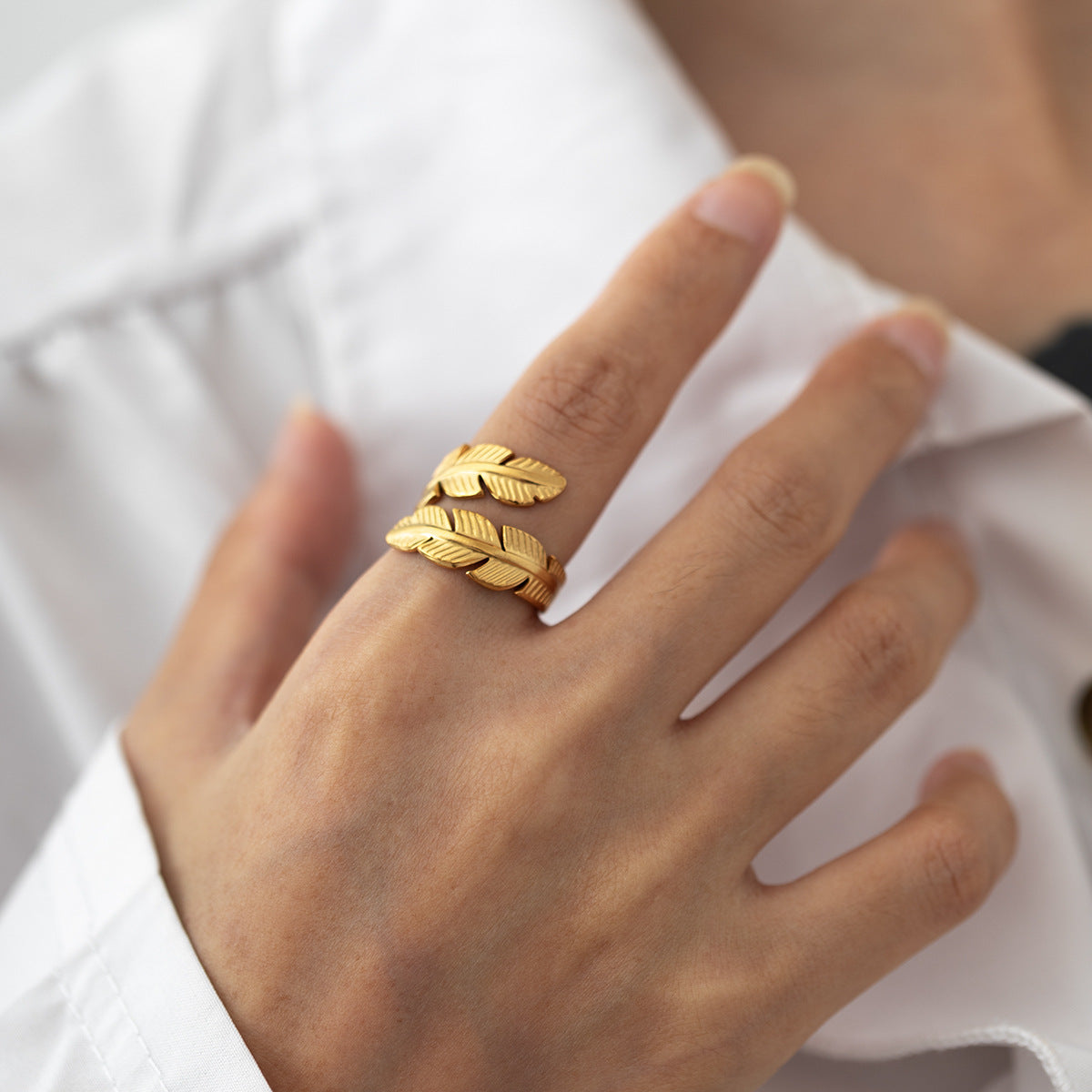 Fashionable stainless steel leaf ring for women, open design, hip-hop style, 18k gold, non-fading, cross-border jewelry.