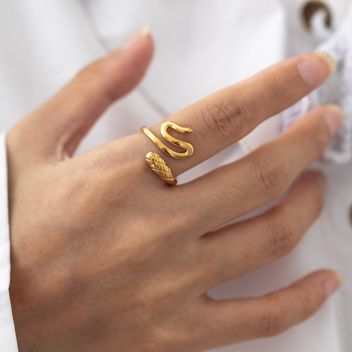 Beautiful fashion stainless steel snake-shaped ring, stylish retro ethnic style 18K gold-plated snake titanium steel ring for women.