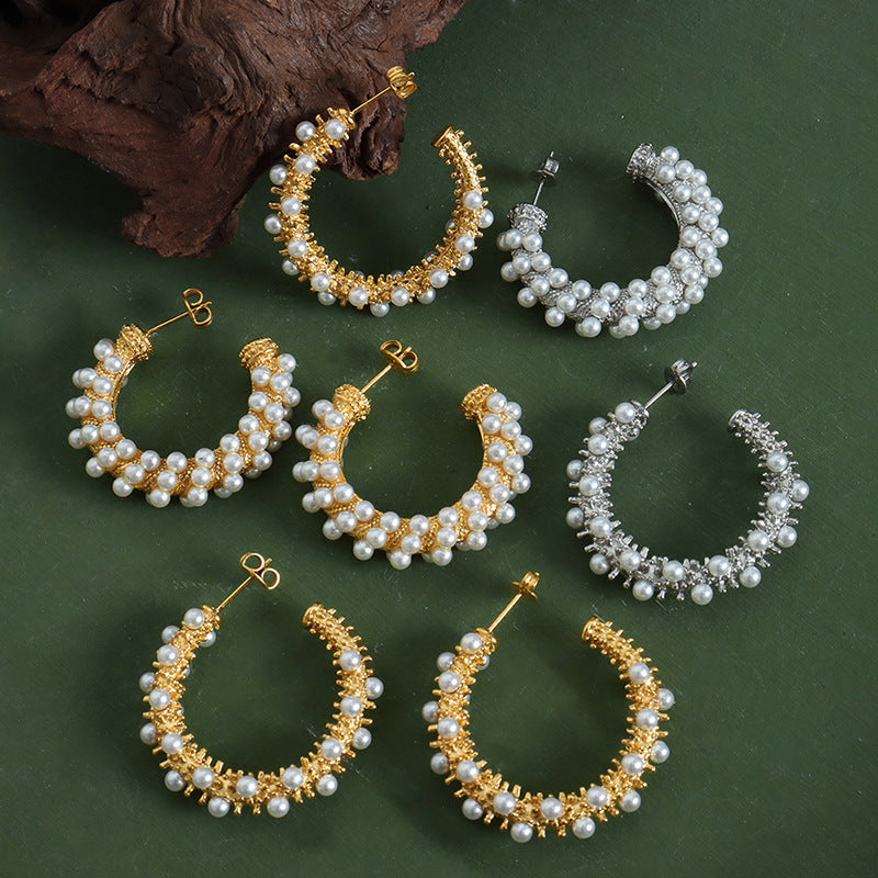 Fashionable commuting, simple and versatile, elegant and light luxury style C-shaped earrings inlaid with high-gloss shell beads texture design earrings