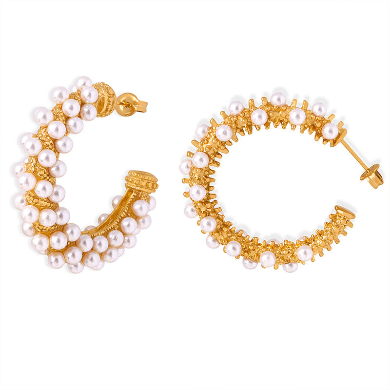Fashionable commuting, simple and versatile, elegant and light luxury style C-shaped earrings inlaid with high-gloss shell beads texture design earrings
