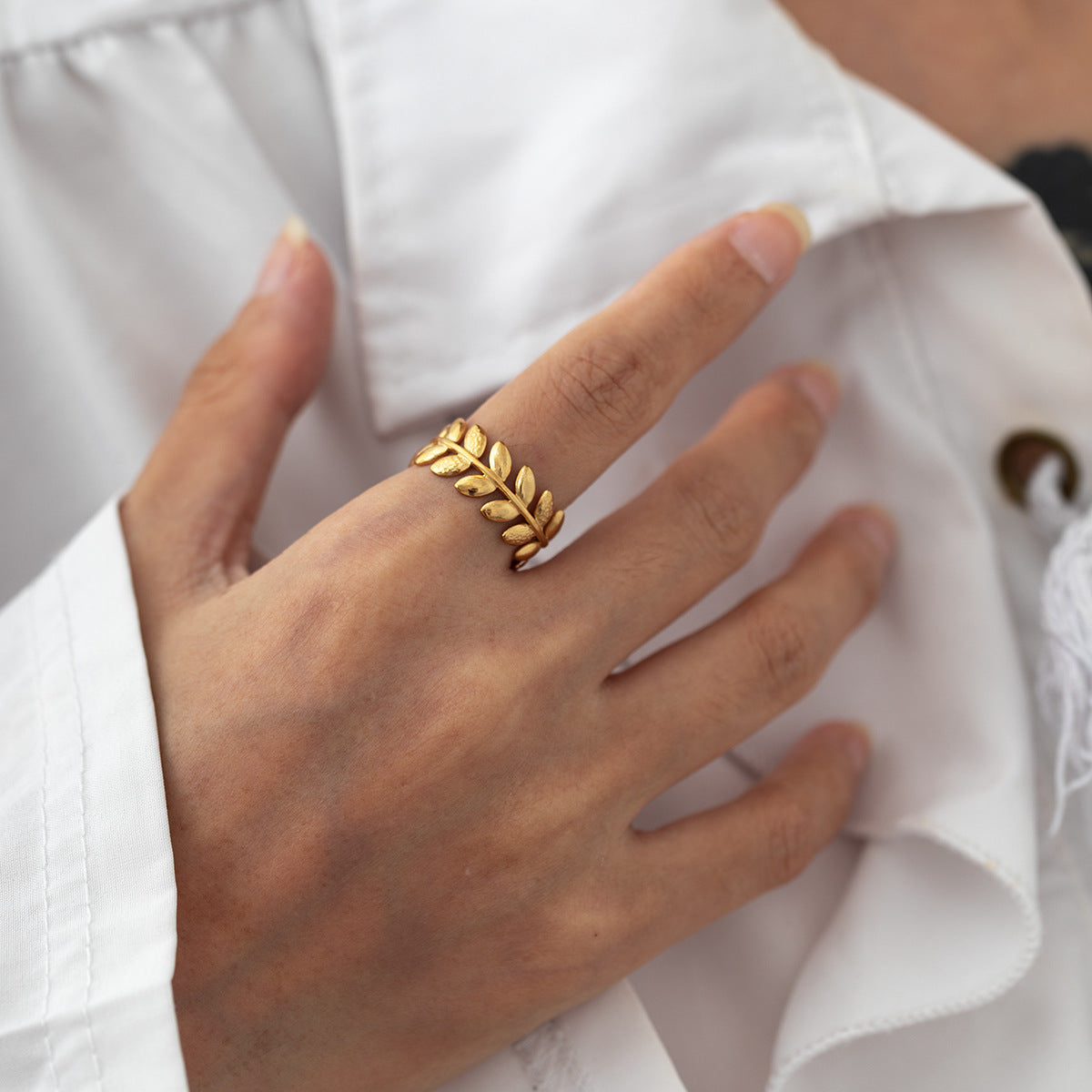 European and American cross-border fashion INS style minimalist stainless steel ring with wheat and leaf hammered texture 18k gold titanium steel ring for women