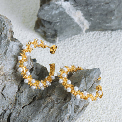 Fashionable commuting, simple and versatile, elegant and light luxury style C-shaped earrings inlaid with high-gloss shell beads texture design earrings