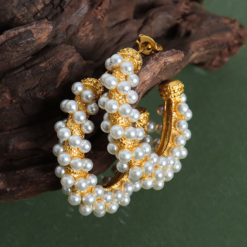 Fashionable commuting, simple and versatile, elegant and light luxury style C-shaped earrings inlaid with high-gloss shell beads texture design earrings