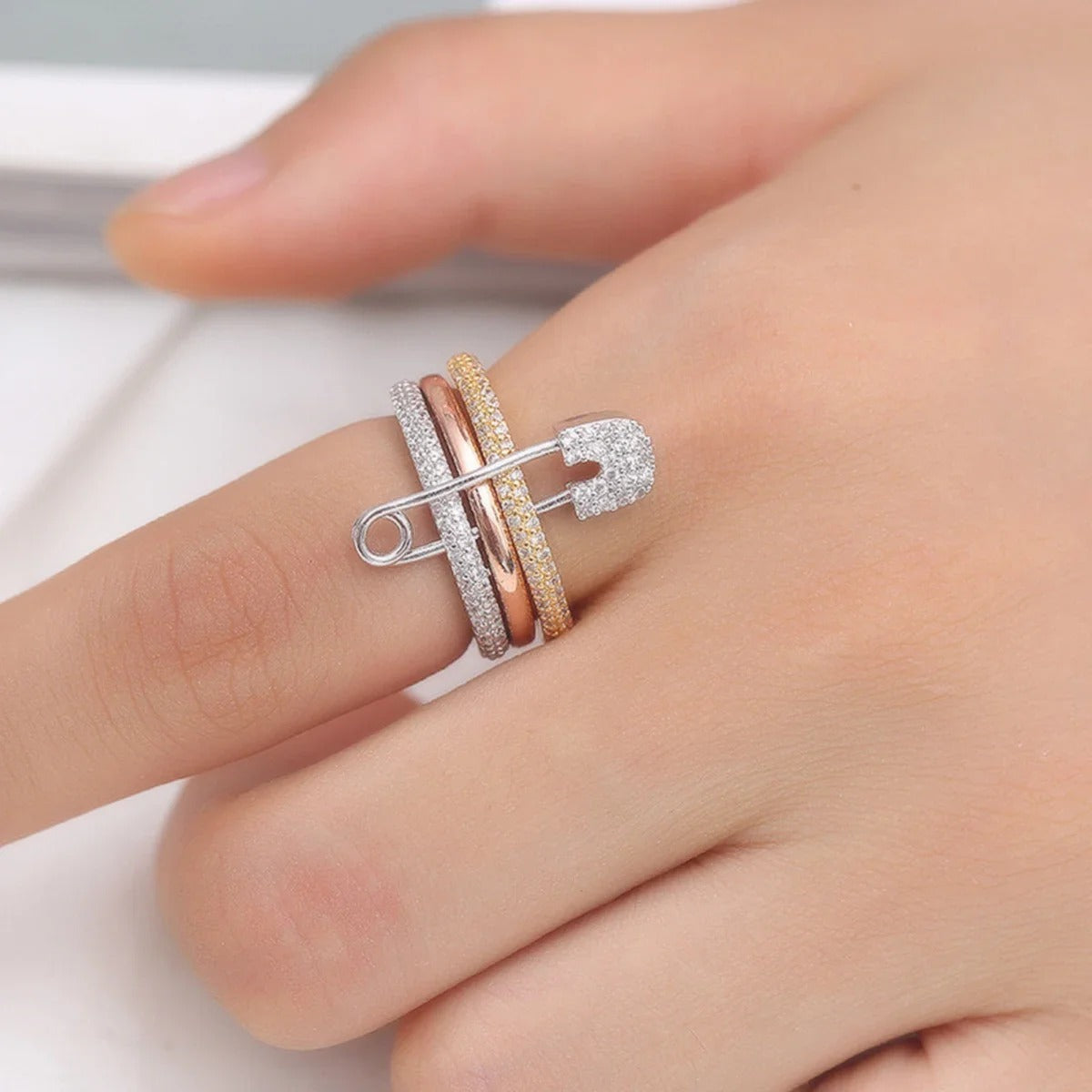 Anello staccabile in acciaio al titanio tricolore per donna, personalizzato con pietra di zirconia micro-incastonata, anello a spillo